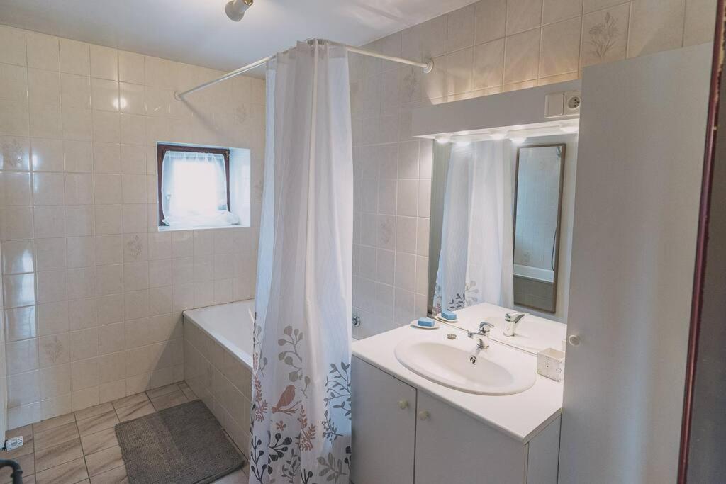 A L'Entree Du Verger - Charmante Maison En Pierres Dinant Exteriör bild